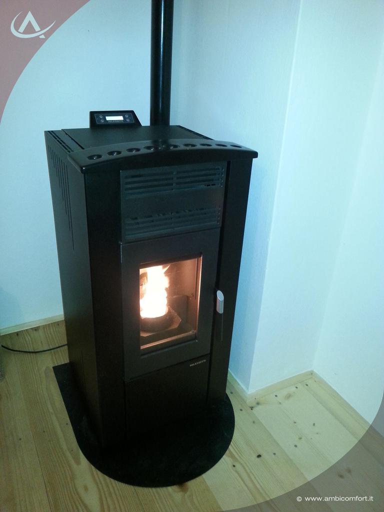 20151124 171817 stufa a pellet palazzeti scricciola su pedana salvapavimento